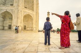 Agra;-Architecture;-Boy;-Family;-India;-Kaleidos;-Kaleidos-images;-La-parole-à-limage;-Mausoleum;-Minaret;-Mughal;-Mumtaz-Mahal;-Sari;-Shah-Jahan;-Stories-Pictures;-Taj-Mahal;-Tarek-Charara;-Terrace;-UNESCO;-Uttar-Pradesh;-Visitors;-Woman;-World-Heritage